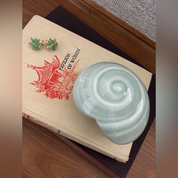 Celadon SeaShell Jewelry Box – Vintage Porcelain Clam Trinket - Picture 2 of 5